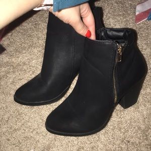 🍑Almost new black feaux leather booties 🖤